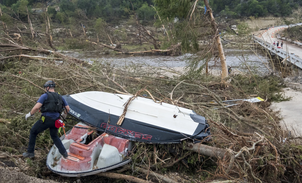 Aumenta a 79 el número de muertos por inundaciones en Texas; 10 niñas siguen desaparecidas