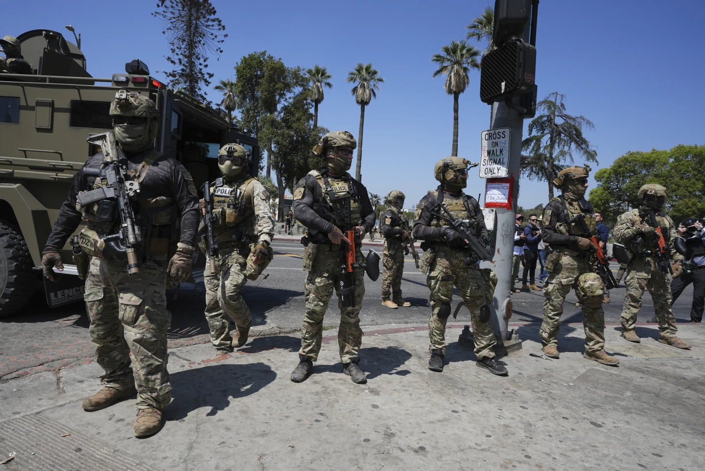 Soldados y agentes federales entran en vecindario de Los Ángeles con amplia población inmigrante