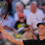 Jannik Sinner celebrando su victoria número 25 consecutiva en el Masters de Roma.