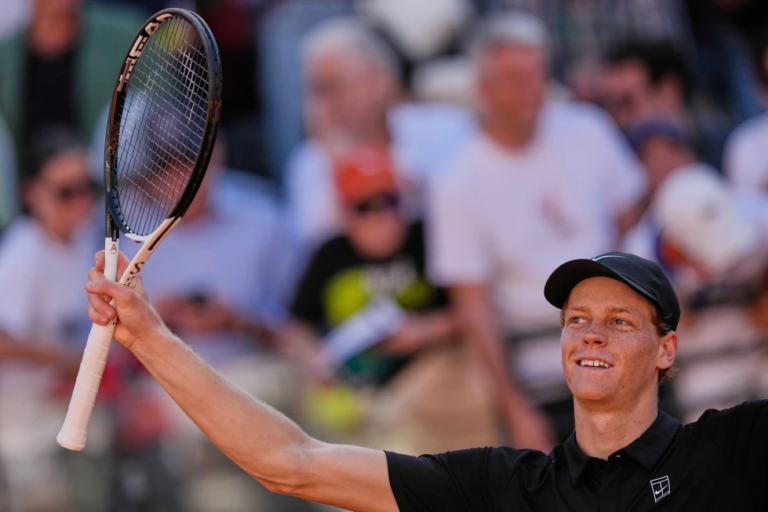 Jannik Sinner celebrando su victoria número 25 consecutiva en el Masters de Roma.