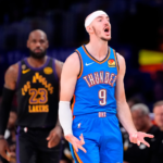 LeBron James cabizbajo tras la eliminación de los Lakers ante Oklahoma City Thunder.