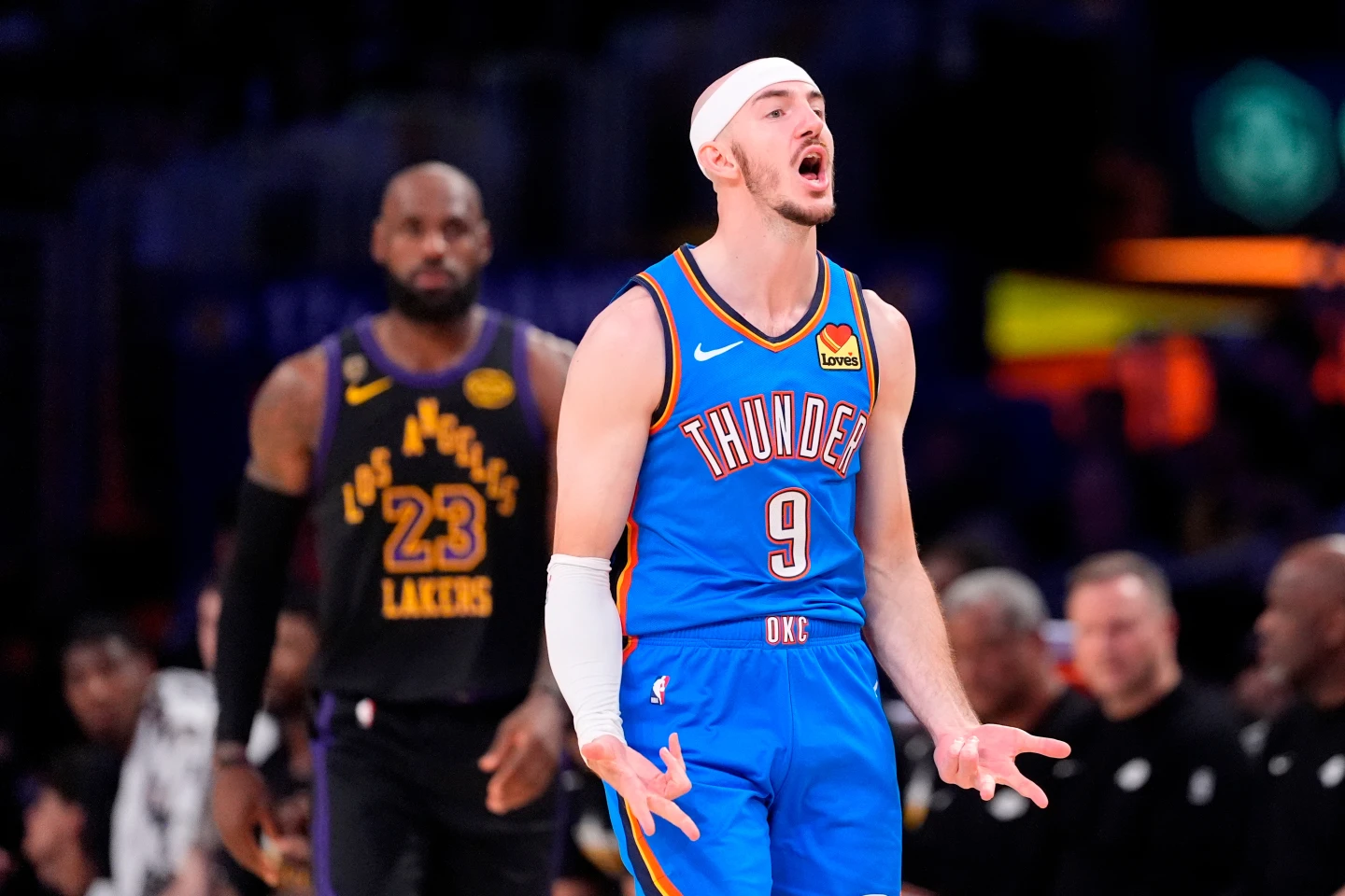 LeBron James cabizbajo tras la eliminación de los Lakers ante Oklahoma City Thunder.