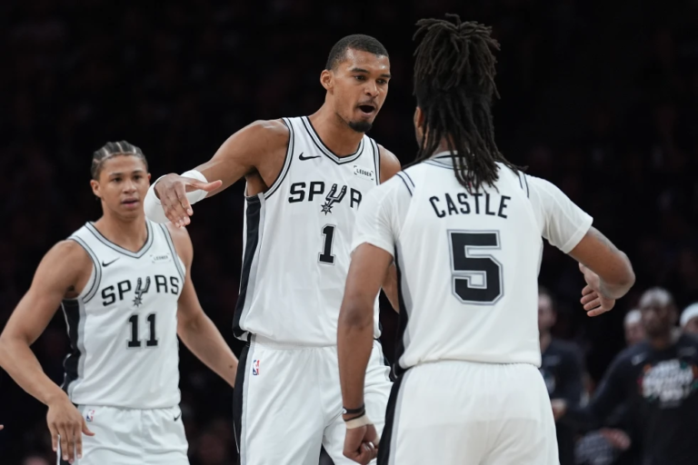 stephon-castle-celebracion-triples-spurs-nba.jpg