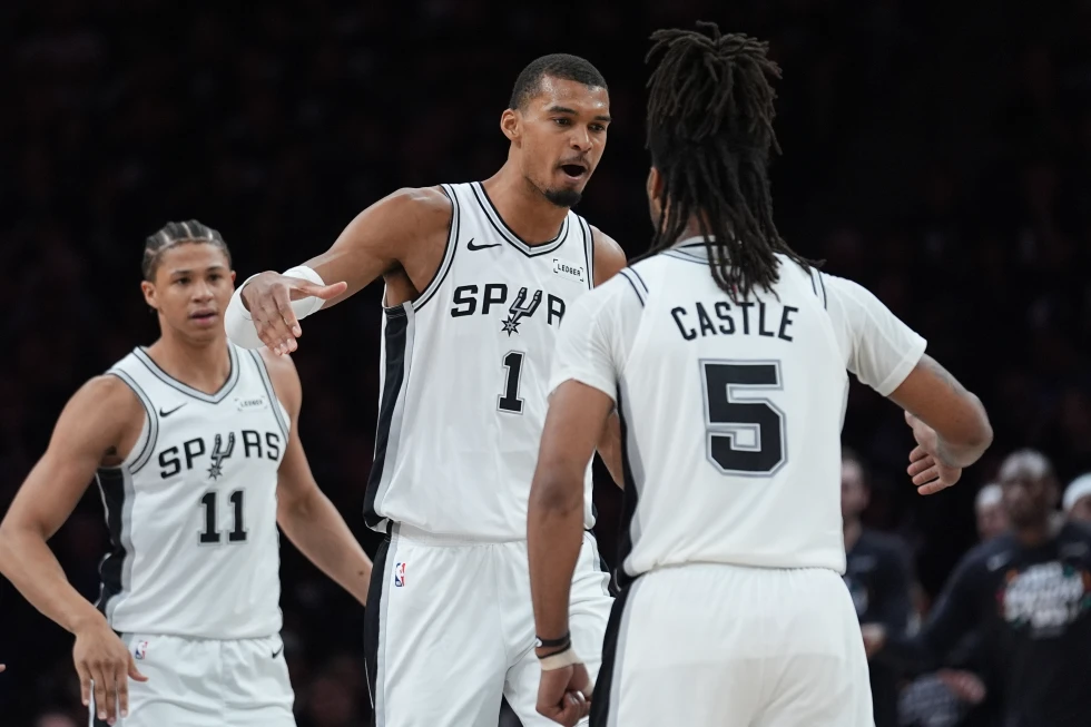 stephon-castle-celebracion-triples-spurs-nba.jpg