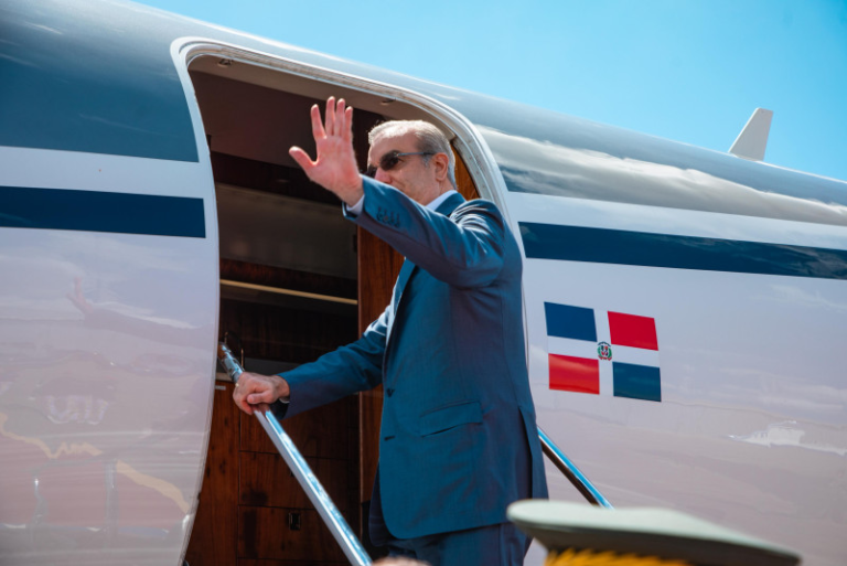 Luis Abinader viaja a Miami para recibir premio internacional