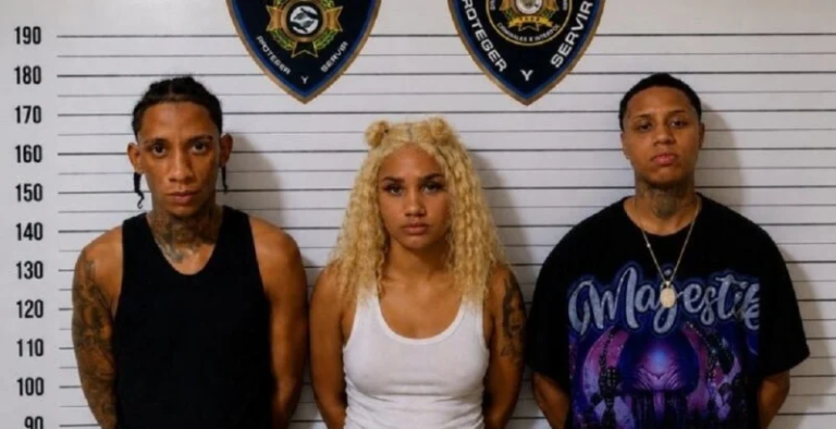 alt="Ficha policial de Masha, Alexander Martínez alias Habilidad y Karla Julisa alias Juliquin tras arresto en Boca Chica"