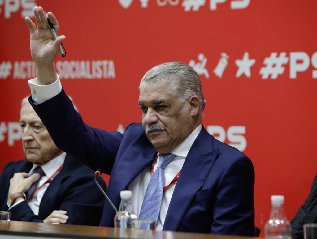 alt="Miguel Vargas Maldonado presidiendo el Comité de la Internacional Socialista en el Senado de Chile"