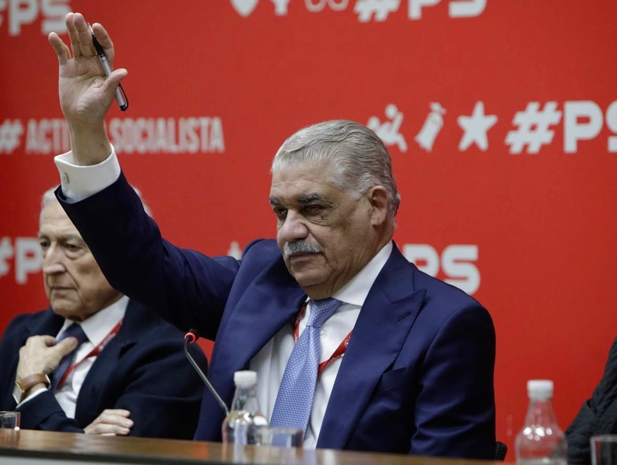 alt="Miguel Vargas Maldonado presidiendo el Comité de la Internacional Socialista en el Senado de Chile"