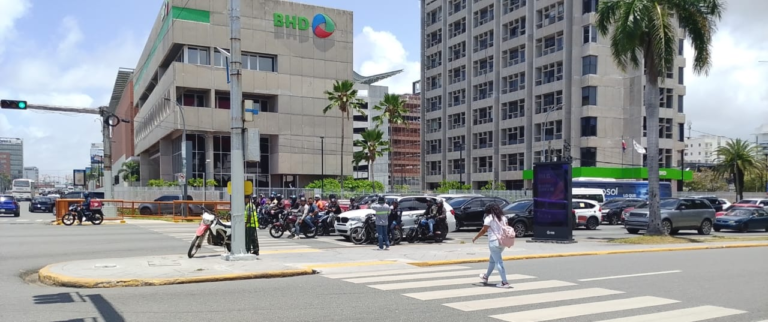 alt="Sede principal del Banco BHD implicado en investigación judicial por fraude financiero"