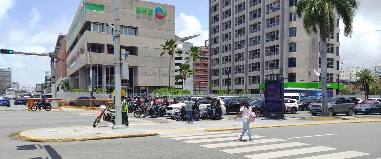 alt="Sede principal del Banco BHD implicado en investigación judicial por fraude financiero"