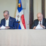 El presidente Luis Abinader firma el convenio de colaboración institucional junto a directivos de FINJUS)