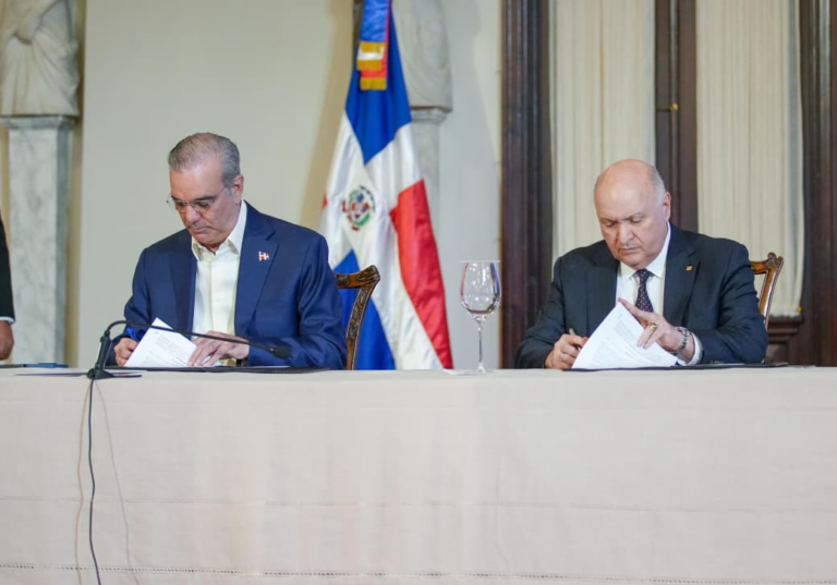 El presidente Luis Abinader firma el convenio de colaboración institucional junto a directivos de FINJUS)