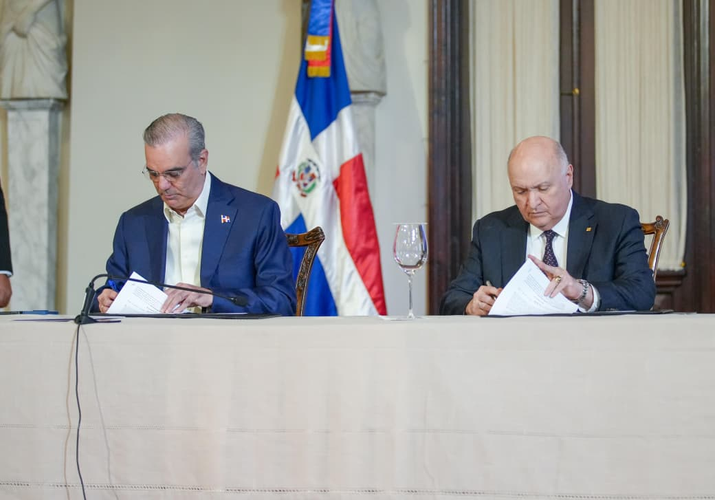 El presidente Luis Abinader firma el convenio de colaboración institucional junto a directivos de FINJUS)