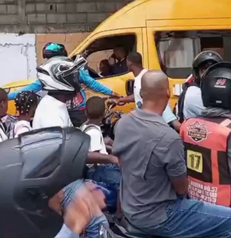Apresan motociclistas agresión autobús escolar Herrera