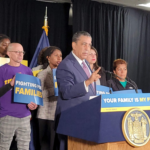 El congresista Adriano Espaillat hablando en rueda de prensa frente al Capitolio en Washington DC contra el presupuesto de deportaciones.