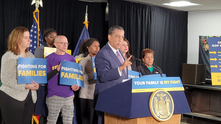 El congresista Adriano Espaillat hablando en rueda de prensa frente al Capitolio en Washington DC contra el presupuesto de deportaciones.