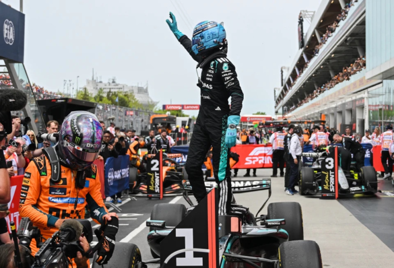 Los monoplazas de Mercedes de George Russell y Kimi Antonelli compitiendo rueda a rueda en la primera curva del Circuito Gilles Villeneuve.