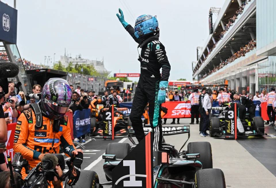 Los monoplazas de Mercedes de George Russell y Kimi Antonelli compitiendo rueda a rueda en la primera curva del Circuito Gilles Villeneuve.