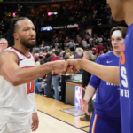 El dominicano Karl-Anthony Towns capturando un rebote ofensivo con los Knicks de Nueva York ante los Cavaliers de Cleveland en los Playoffs de la NBA.