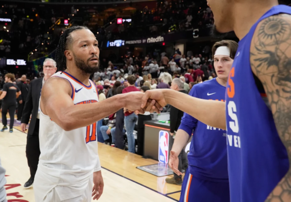 El dominicano Karl-Anthony Towns capturando un rebote ofensivo con los Knicks de Nueva York ante los Cavaliers de Cleveland en los Playoffs de la NBA.