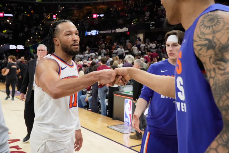 El dominicano Karl-Anthony Towns capturando un rebote ofensivo con los Knicks de Nueva York ante los Cavaliers de Cleveland en los Playoffs de la NBA.