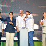 El presidente Luis Abinader y el empresario Manuel Estrella junto a directivos presionando el botón de encendido de la planta EcoAcero en Villa Gautier.