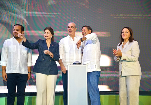 El presidente Luis Abinader y el empresario Manuel Estrella junto a directivos presionando el botón de encendido de la planta EcoAcero en Villa Gautier.