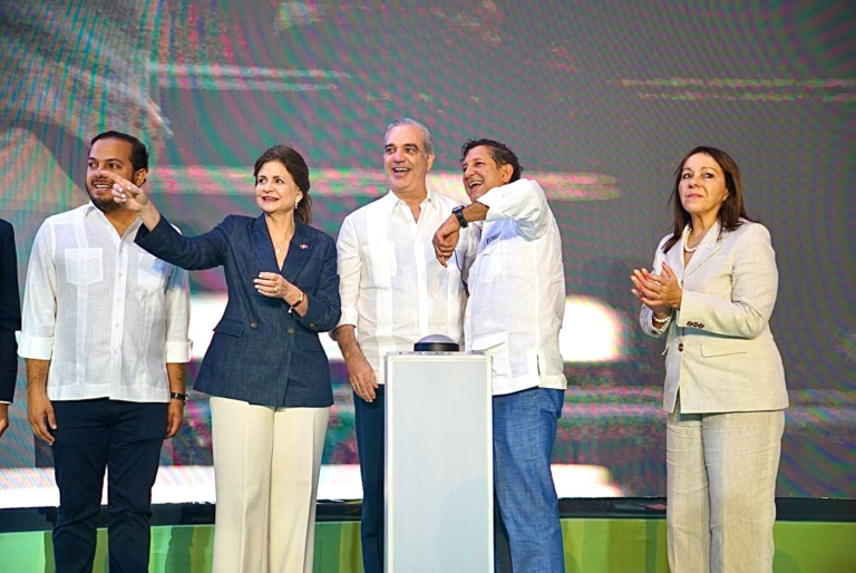 El presidente Luis Abinader y el empresario Manuel Estrella junto a directivos presionando el botón de encendido de la planta EcoAcero en Villa Gautier.