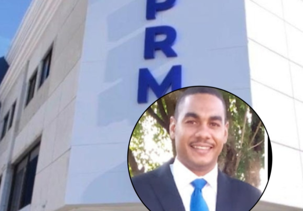 Franklin Bautista Brito, abogado y político dominicano, presentando su carta oficial de renuncia al partido PRM.