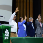 El expresidente Leonel Fernández junto a Rafael Paz y Rafael Alburquerque levantando las manos en la juramentación de las directivas del Distrito Nacional.
