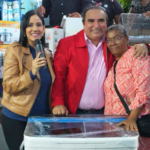 El dirigente Víctor Pavón habla frente a cientos de madres congregadas bajo techo en el Centro Educativo Cristo De Agua Viva en Villa Mella.
