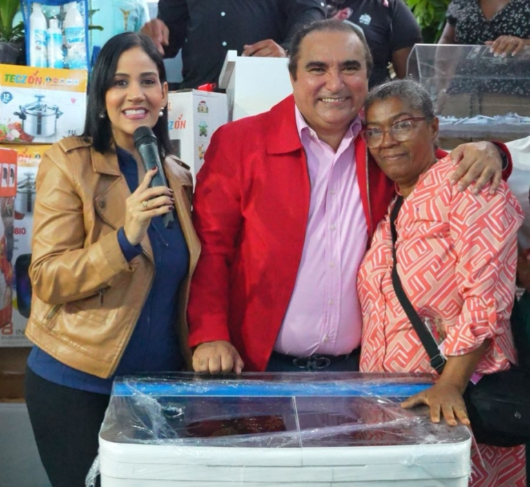 El dirigente Víctor Pavón habla frente a cientos de madres congregadas bajo techo en el Centro Educativo Cristo De Agua Viva en Villa Mella.