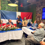 El cónsul general Jesús "Chu" Vásquez Martínez conversa y comparte café con líderes de la comunidad dominicana de Staten Island en un restaurante local.