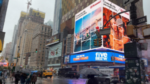Gráfica estadística del informe de la Contraloría de Nueva York que muestra barras de proyección de empleo e ingresos fiscales afectados por la IA.