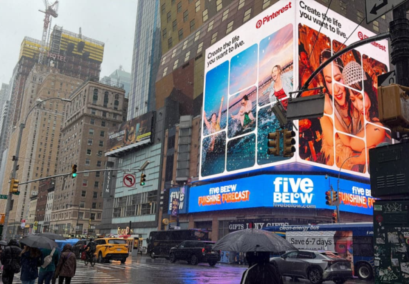 Gráfica estadística del informe de la Contraloría de Nueva York que muestra barras de proyección de empleo e ingresos fiscales afectados por la IA.