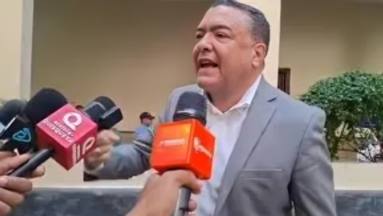 El comunicador Jhossan Capell de Castro escucha la lectura de la medida de coerción frente al juez Rigoberto Sena en el tribunal del Distrito Nacional.