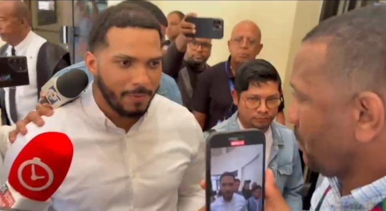 Captura de video del pelotero Wander Franco hablando brevemente rodeado de periodistas y micrófonos a la salida del tribunal de Puerto Plata.