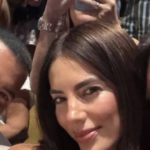 Selfie sonriente de Jencarlos Canela, Gaby Espino y Cristóbal Lander juntos disfrutando durante un evento familiar bajo techo.