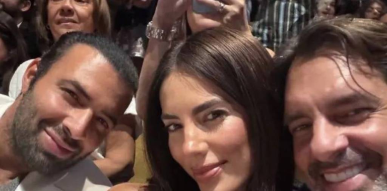 Selfie sonriente de Jencarlos Canela, Gaby Espino y Cristóbal Lander juntos disfrutando durante un evento familiar bajo techo.