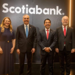 El presidente Luis Abinader, Jabar Singh y ejecutivos financieros posan juntos frente a un panel corporativo con el logotipo de Scotiabank en Santo Domingo.