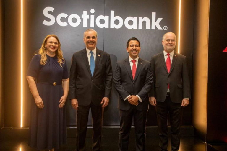 El presidente Luis Abinader, Jabar Singh y ejecutivos financieros posan juntos frente a un panel corporativo con el logotipo de Scotiabank en Santo Domingo.