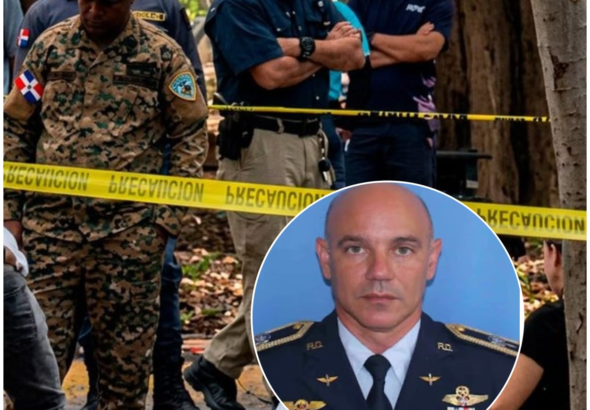 Agentes de la Policía Nacional y del Dicrim acordonan con cinta amarilla una zona boscosa del Parque Mirador Sur, con un recuadro que muestra la foto de perfil oficial en uniforme del coronel de la FARD Juan Benito Henríquez Taveras.