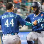 El guardabosques Randy Arozarena celebra chocando las manos con sus compañeros en el dugout tras conectar su jonrón en la novena entrada.