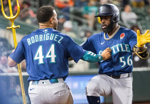 El guardabosques Randy Arozarena celebra chocando las manos con sus compañeros en el dugout tras conectar su jonrón en la novena entrada.