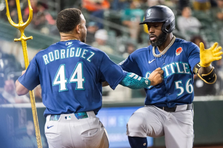 El guardabosques Randy Arozarena celebra chocando las manos con sus compañeros en el dugout tras conectar su jonrón en la novena entrada.