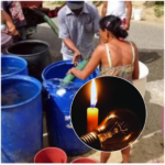Moradores de un barrio de Santo Domingo Este protestan en las calles junto a neumáticos encendidos y tanques de agua vacíos en medio de la oscuridad nocturna