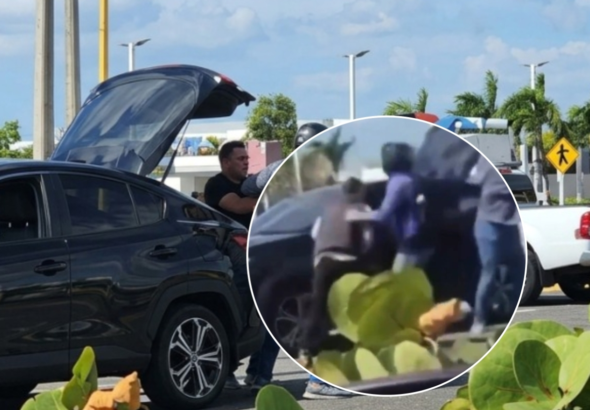 Captura de video aficionado que muestra el momento exacto en que un motociclista levanta un casco negro para golpear a una mujer junto a su vehículo en la Autopista Rafael Fernández Domínguez.