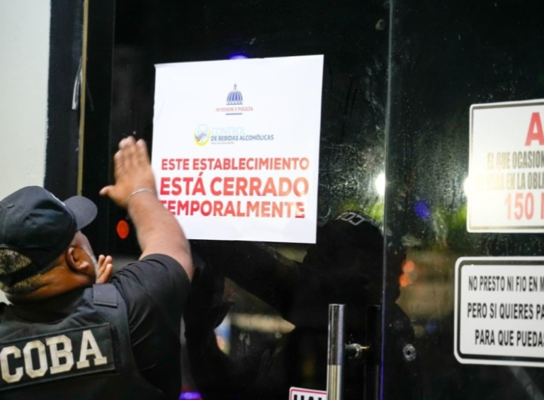 Comunitarios y representantes de prensa sentados en un círculo de conversación comunitaria en Los Alcarrizos, junto a una toma dividida que muestra a policías del COBA fiscalizando bocinas en Baní.