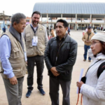 El expresidente dominicano Leonel Fernández, jefe de la Misión de la OEA, conversa con ciudadanos y delegados internacionales en el centro de votación de una plaza pública de El Alto, Bolivia.