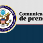 Línea gráfica oficial con el escudo de los Estados Unidos de la Embajada en Santo Domingo junto a las letras corpóreas del aviso de Comunicado de Prensa.